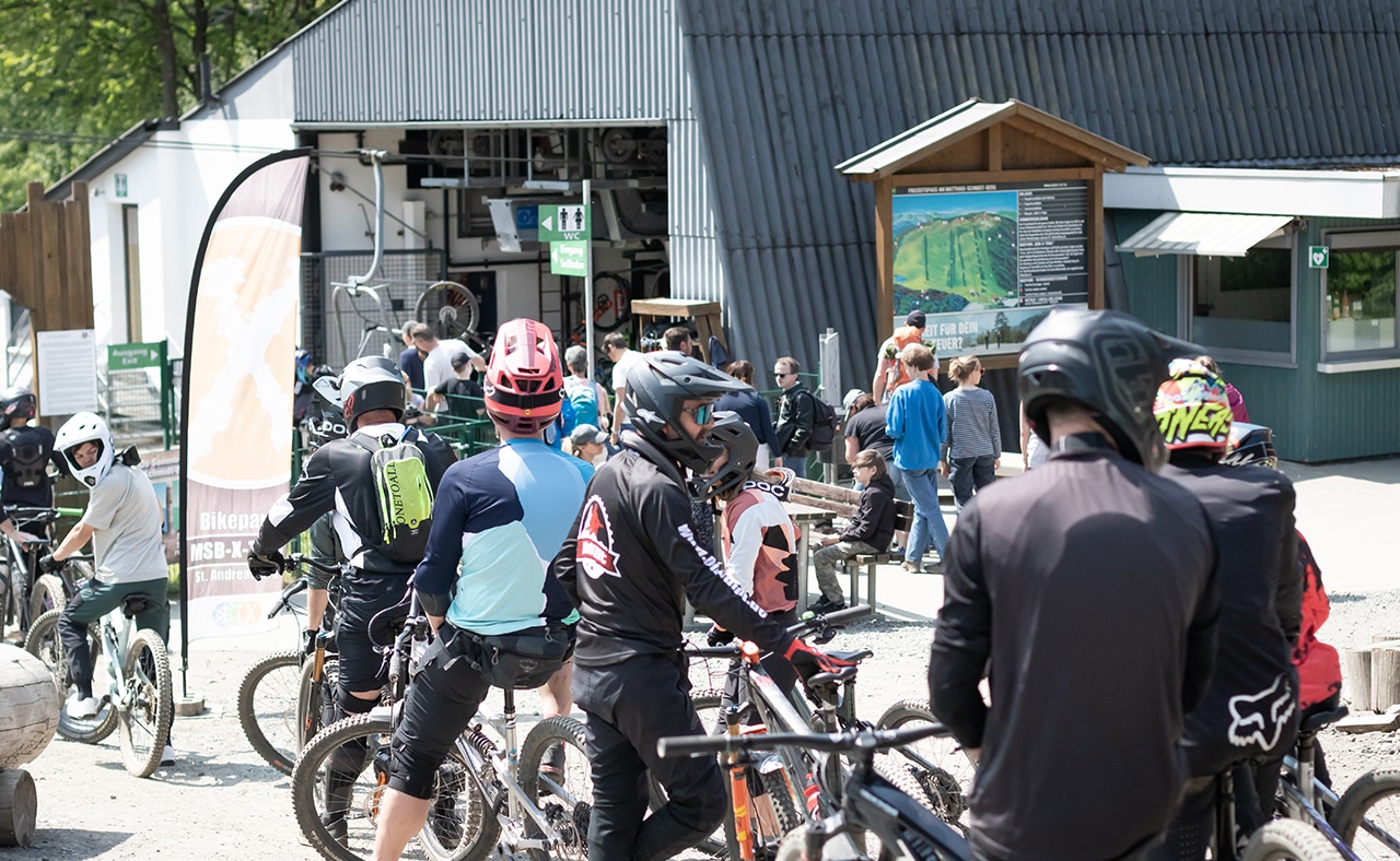 Mountainbike- und Outdoor-Sport-Unterkunft Harz-BnB Werkmeister - Schlange am Lift vom MSB-X-Trail-Bikepark in St. Andreasberg