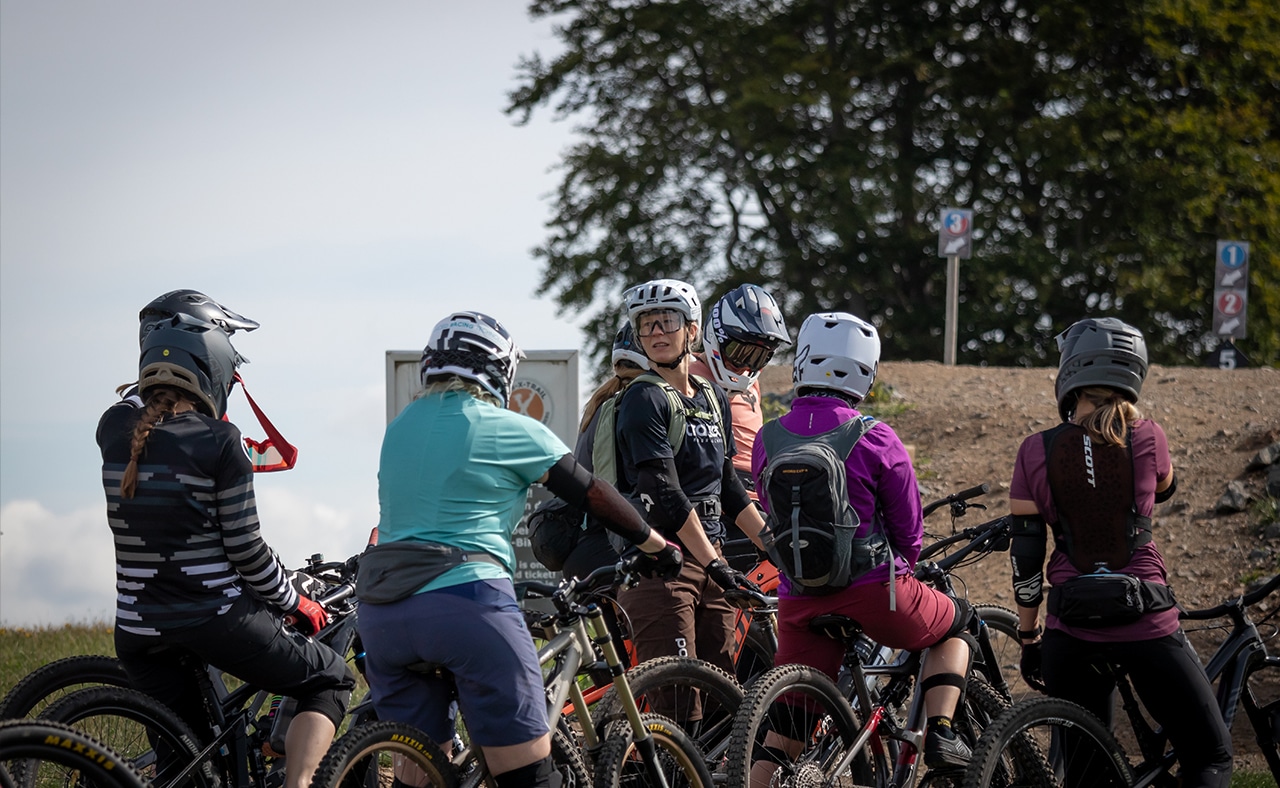 Mountainbike- und Outdoor-Sport-Unterkunft Harz-BnB Werkmeister - Teilnehmerinnen beim Coaching im MSB X Trail-Bikepark