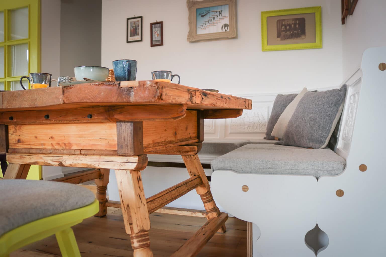 Mountainbike- & Outdoor-Sport-Unterkunft Harz-BnB Werkmeister - Detailansicht in Werkmeisters Hütte, Sitzecke mit restauriertem historischen Jogltisch