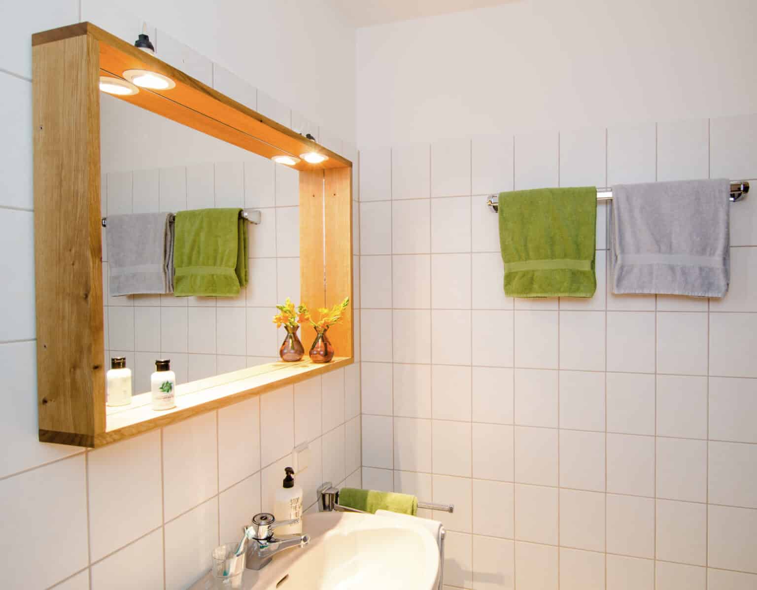 Mountainbike- & Outdoor-Sport-Unterkunft Harz-BnB Werkmeister - Detailansicht Badezimmer in der Waldetage, Spiegel aus Eichenholz