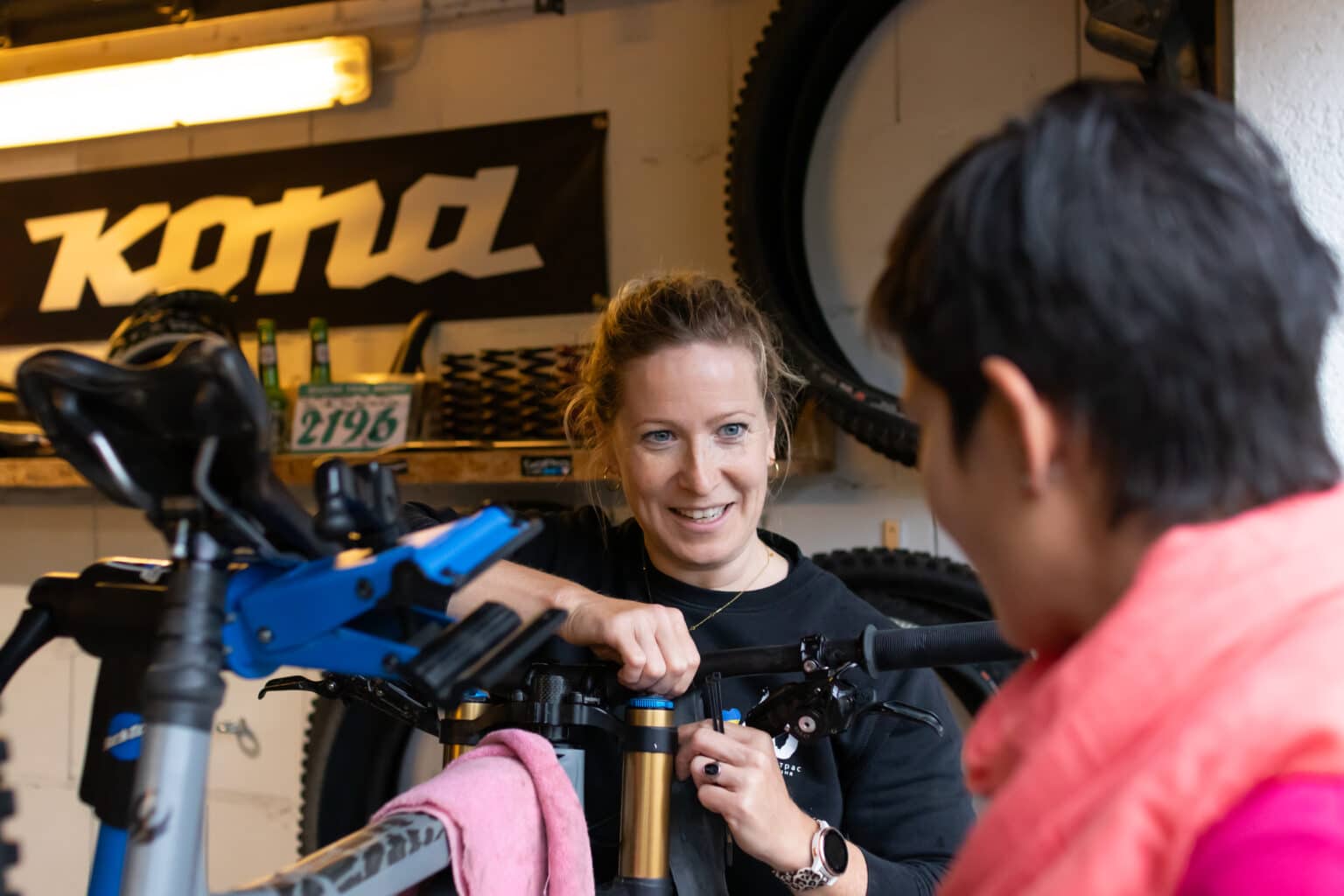 Mountainbike- & Outdoor-Sport-Unterkunft Harz-BnB Werkmeister - Kathrin Karkhoff in der Bikegarage, Bike-Wartung, Kona-Bikes