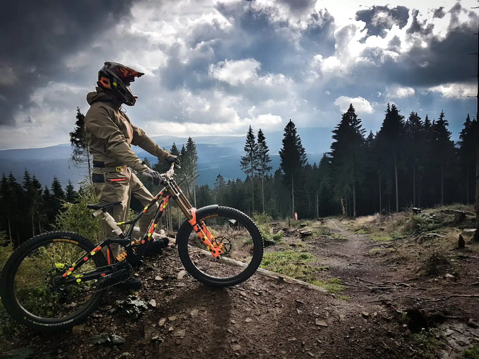 Mountainbike- & Outdoor-Sport-Unterkunft Harz-BnB Werkmeister - Marco im Dirtsuit vor dramatischem Himmel im Racepark Schulenberg im Harz