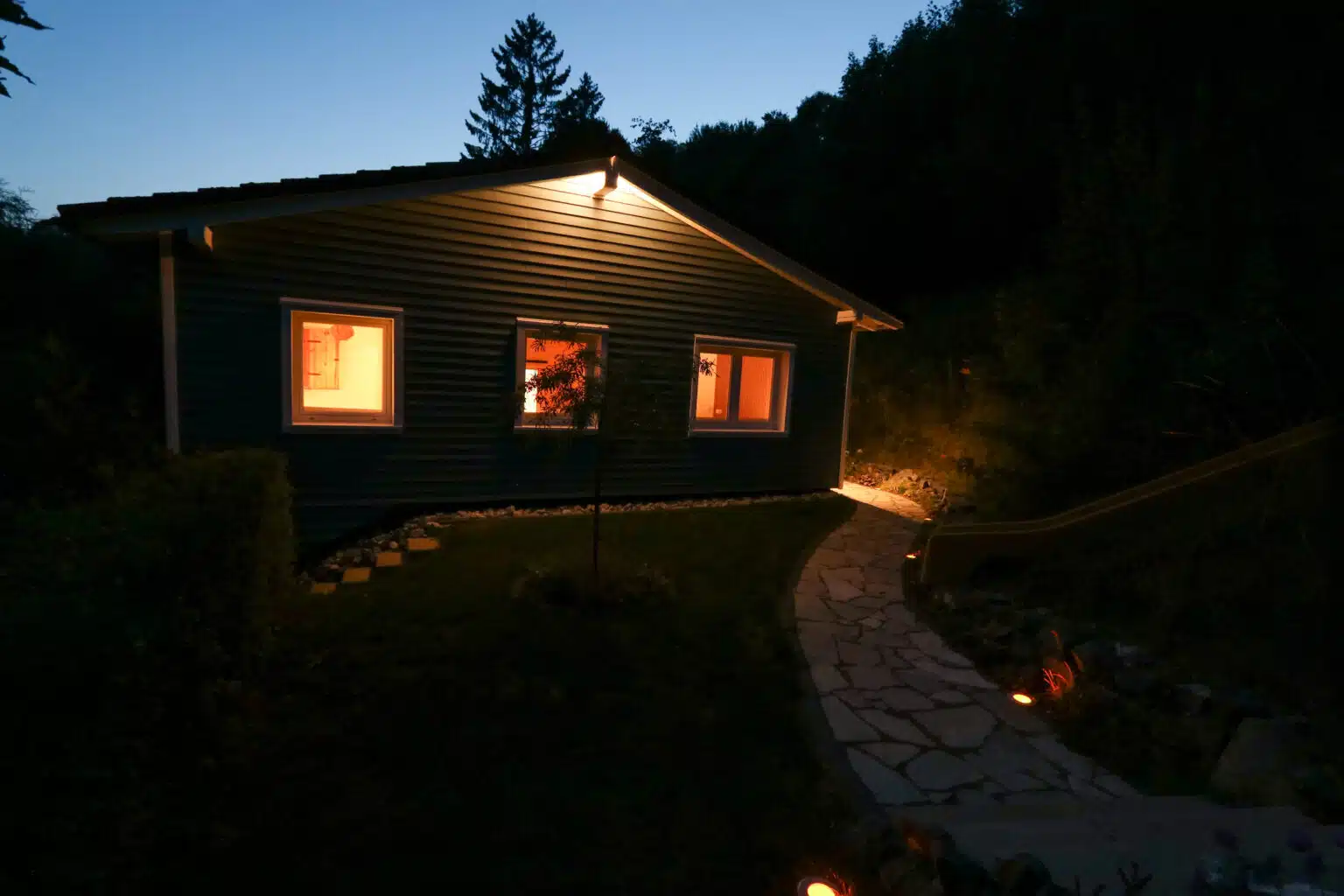 Mountainbike- & Outdoor-Sport-Unterkunft Harz-BnB Werkmeister - Werkmeisters Hütte, Außenansicht, abends mit Gartenbeleuchtung