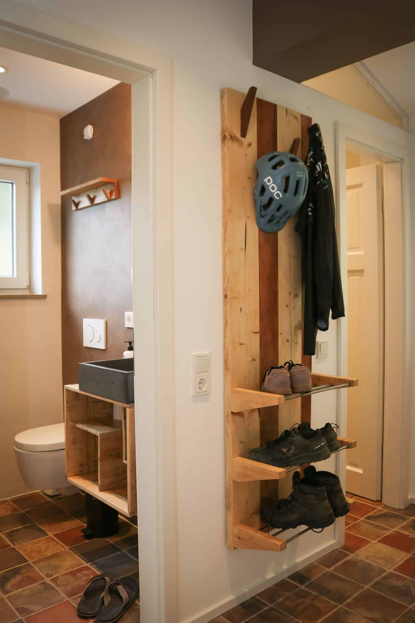 Mountainbike- & Outdoor-Sport-Unterkunft Harz-BnB Werkmeister - Werkmeisters Hütte, Garderobe und Schuhablage beim Eingang, Blick ins Badezimmer