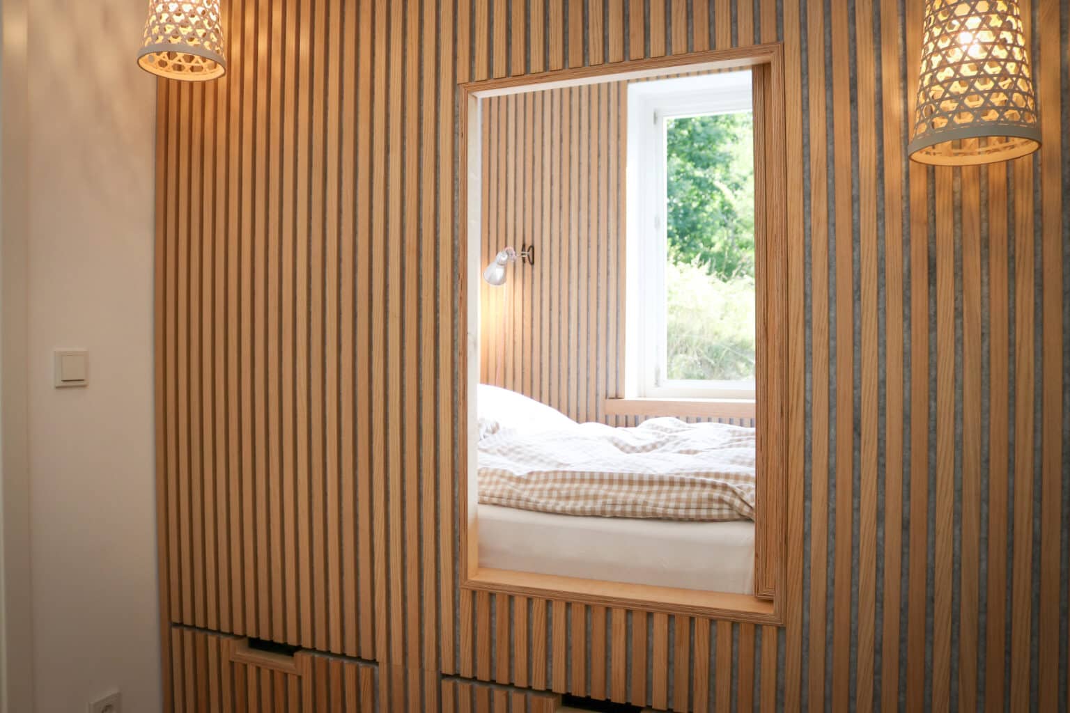 Mountainbike- & Outdoor-Sport-Unterkunft Harz-BnB Werkmeister - Werkmeisters Hütte, gemütliche Schlafkoje mit Woodupp-Panels verkleidet, Schiebetür und Leuchten