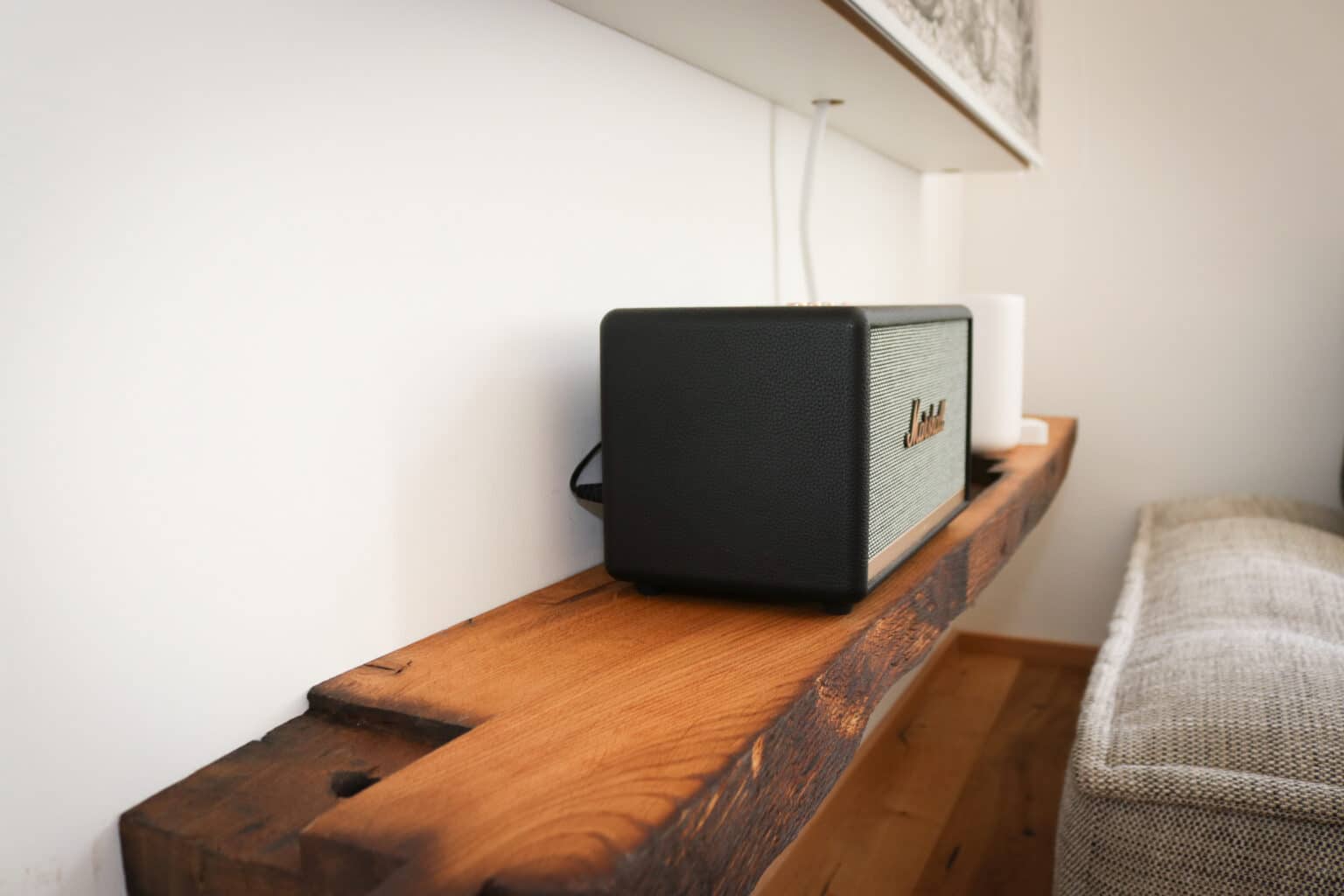 Mountainbike- & Outdoor-Sport-Unterkunft Harz-BnB Werkmeister - Werkmeisters Hütte, Marshall-Box auf Regal aus alten Scheunenbalken, Upcycling