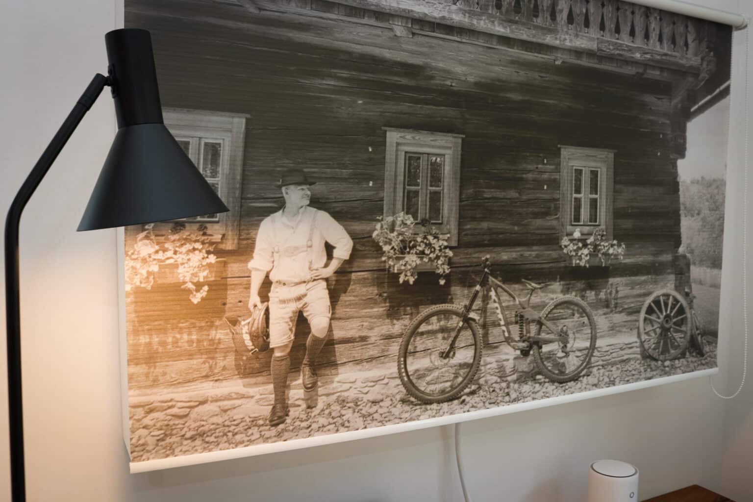 Mountainbike- & Outdoor-Sport-Unterkunft Harz-BnB Werkmeister - Werkmeisters Hütte, Posing in Tracht vor historischem Bauernhaus am Zehenthof in Semriach bei Graz
