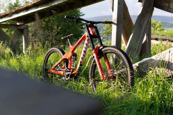 Kona Team Operator CR 29″ – Porsche Orange Pearl Metallic Custom-Lackierung Harz-BnB Werkmeister - Kona Team Operator CR 29" - Porsche Orange Pearl Metallic Custom-Lackierung