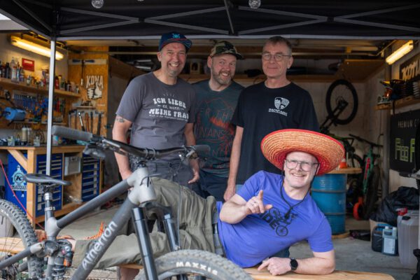 Harz-BnB Werkmeister – Gentlemen-Only-Bikepark-Camp Harz 2025 – Gruppenfoto Mountainbike- und Outdoor-Sport-Unterkunft Harz-BnB Werkmeister - Gentlemen-Only-Bikepark-Camp Harz 2025 - Gruppenfoto